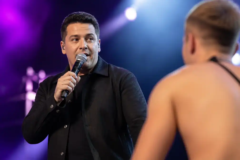 Jan Smit verrast door halfnaakte fan op podium bij Beemster Kermis