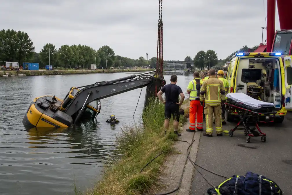 Arbeider gered na met graafmachine in Albertkanaal in Genk te belanden