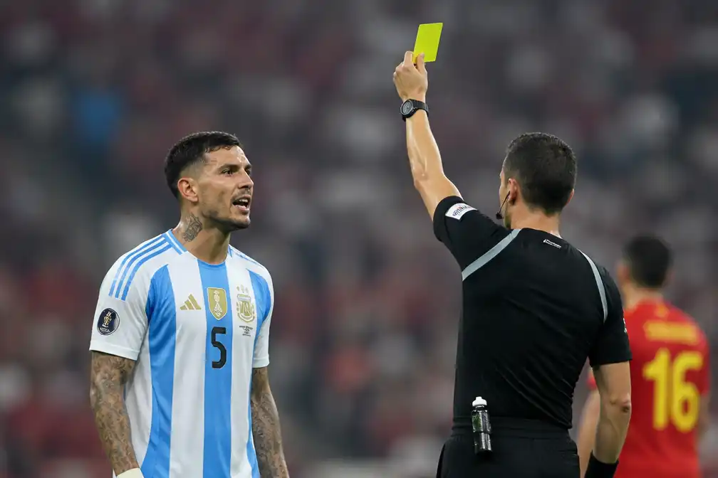 Leandro Paredes krijgt opnieuw gele kaart na gemene actie, maanden na WK-finale-opstoot