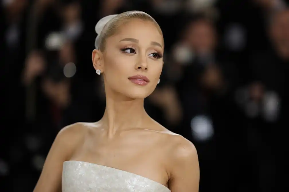 Ariana Grande trekt zich tijdelijk terug en zegt musicalrol af na kritiek op uiterlijk