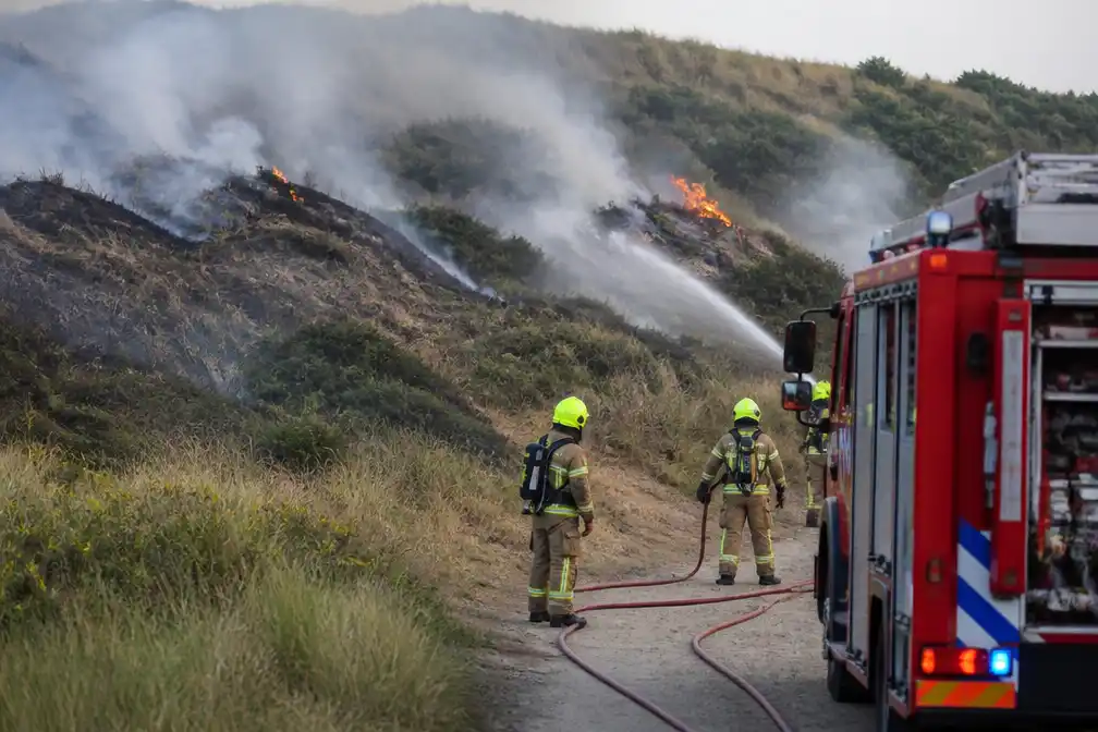 Duinbrand bij Camping De Lakens in Overveen; deel camping ontruimd