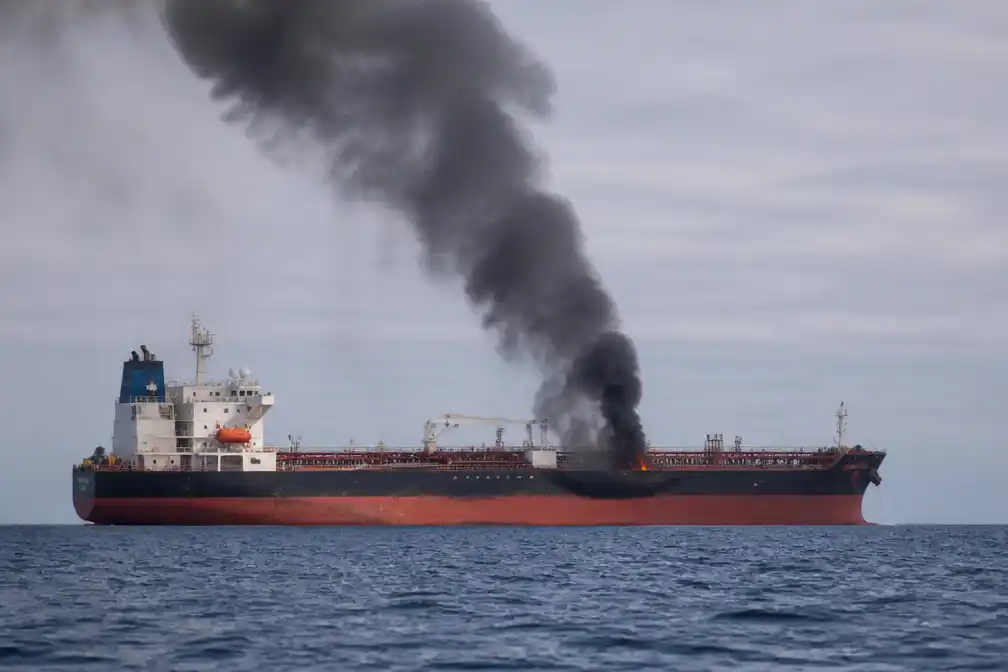 Vrachtschip aangevallen in Straat van Hormuz, onduidelijkheid over VS-Iran-overleg
