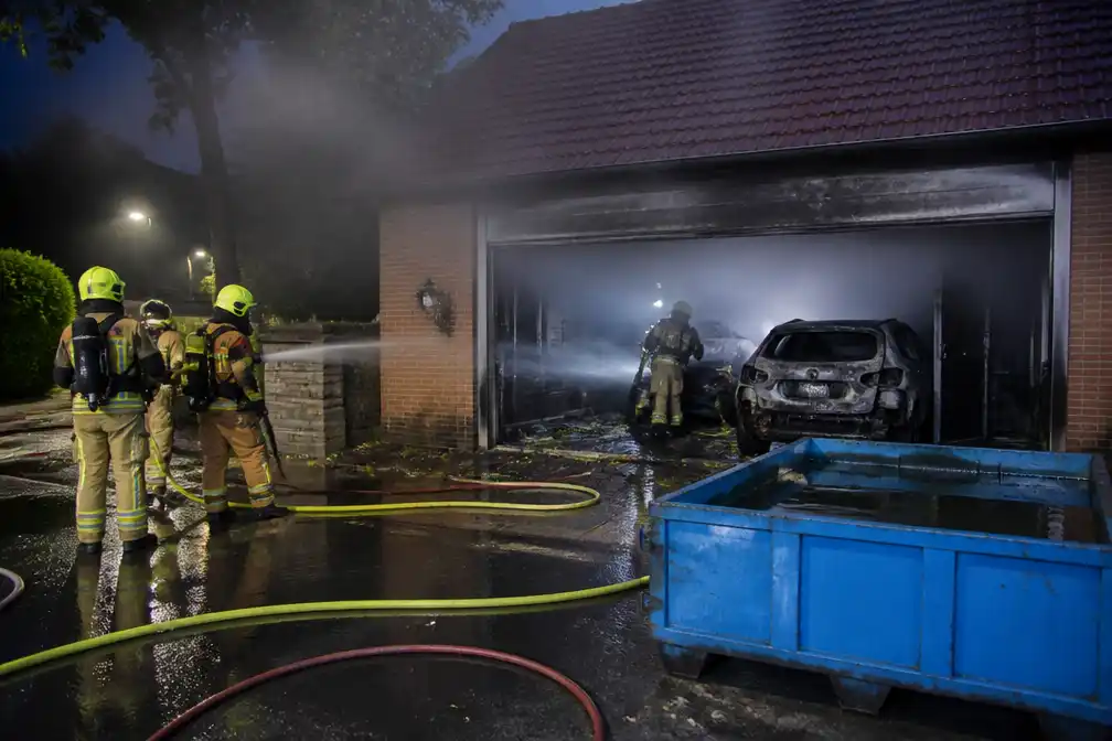 Garagebrand in Cadier en Keer leidt tot explosie; elektrische auto's in vlammen