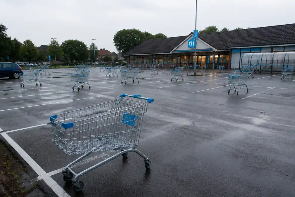 Parkeerplaats Albert Heijn Domburg vol winkelwagens; winkel ziet ludieke sollicitatie