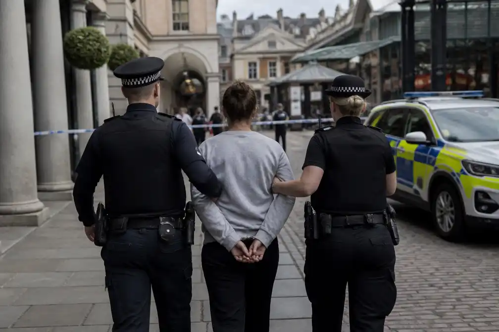 Vrouw (47) opgepakt na neersteken van vier mannen in Covent Garden
