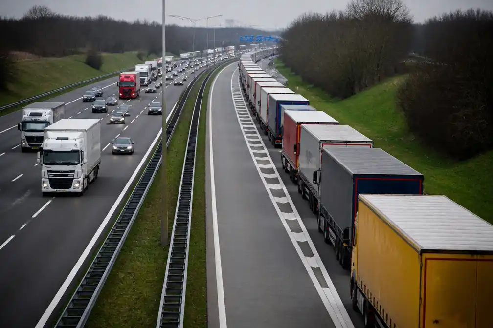 Infrastructuurwaarschuwingen: Rotterdamse wegen dreigen dicht te slibben, tekort aan vrachtwagenparkeerplaatsen kan oplo