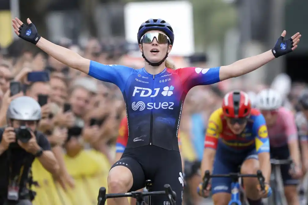 Demi Vollering wint vijfde rit Tour de France Femmes in Beaujolais