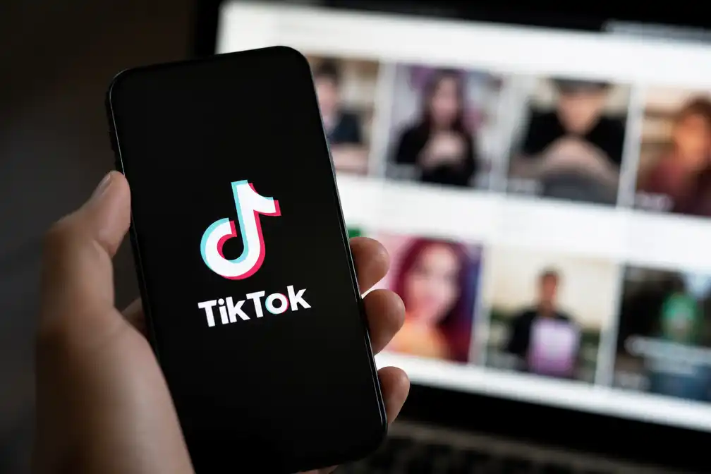 TikTok haalt account Perez Hilton offline na livestream-incident