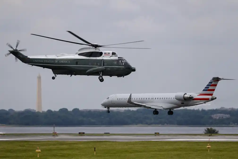Marine One met Trump vliegt op minder dan een mijl van passagierstoestel nabij Washington