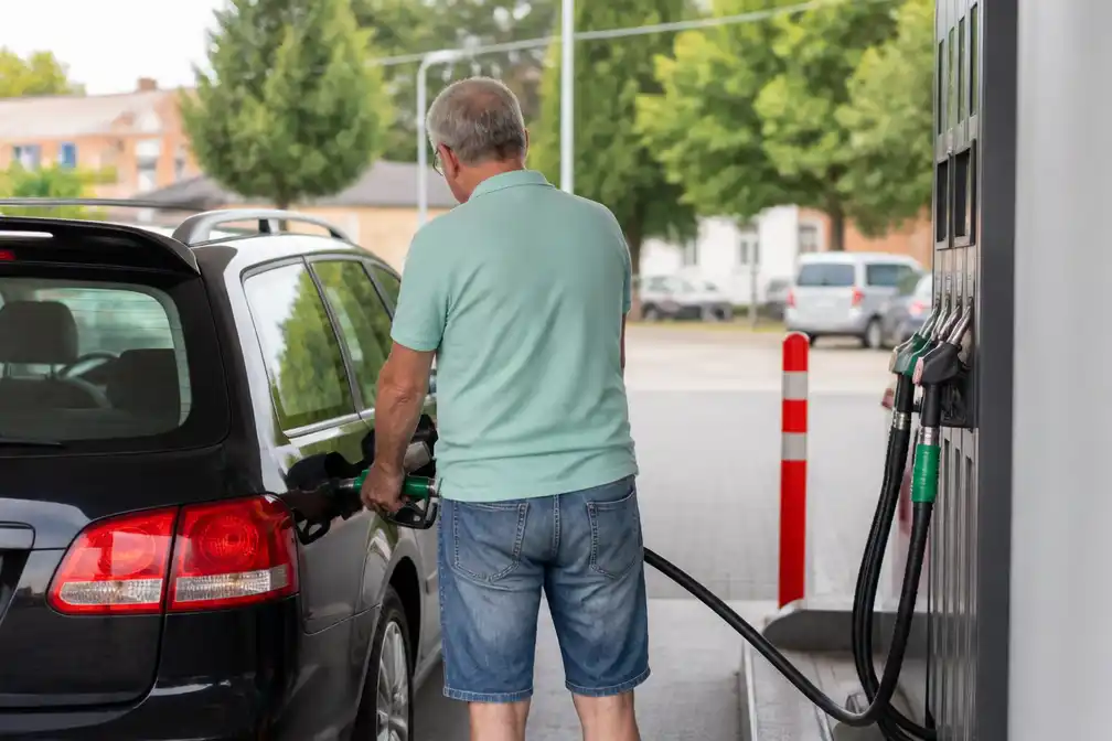 Nederlanders tanken massaal in België: prijsverschil loopt op tot 73 cent