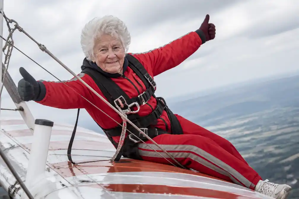 97-jarige Betty Bromage verbreekt opnieuw record als oudste wingwalker