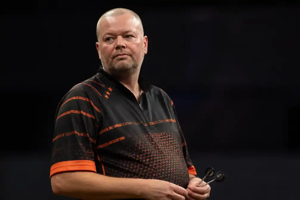 Dartsbond openbaart boetes; Van Barneveld kreeg waarschuwing om hotelkamer