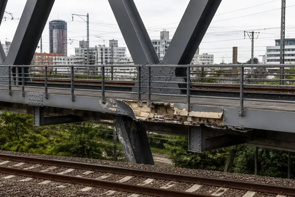 Geen treinen tussen Amsterdam Sloterdijk en Haarlem door beschadigde spoorbrug