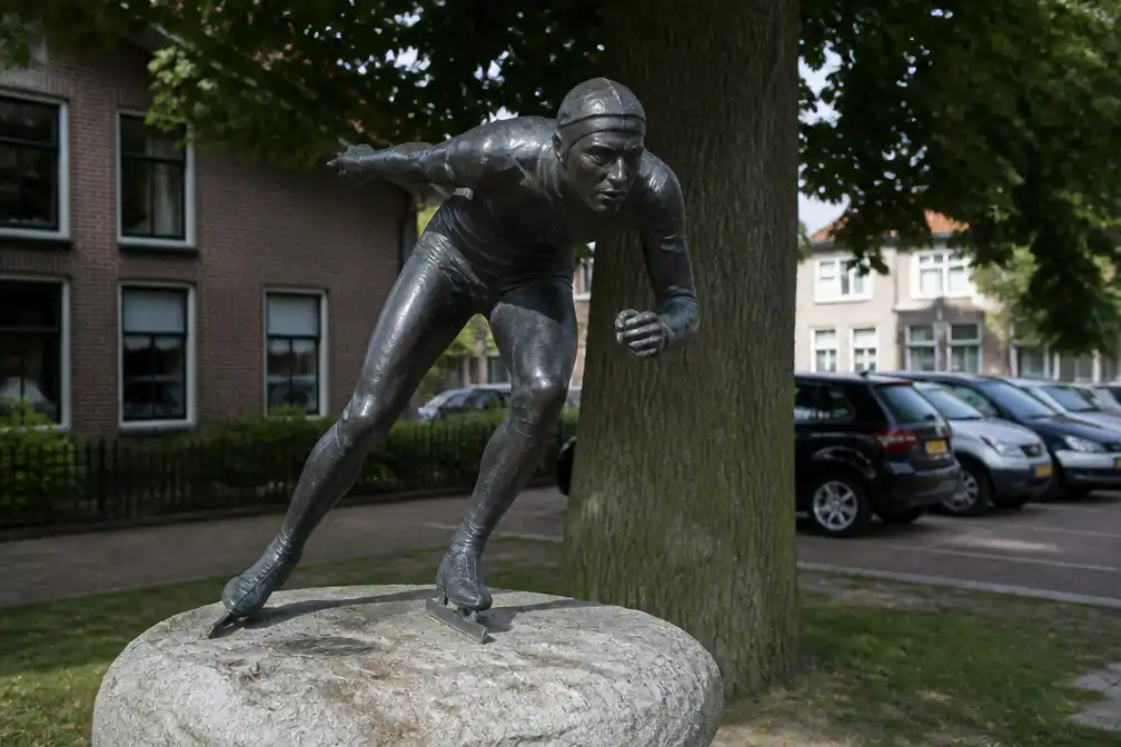Standbeeld Elfstedenwinnaar Reinier Paping in Ommen weggehaald na schade