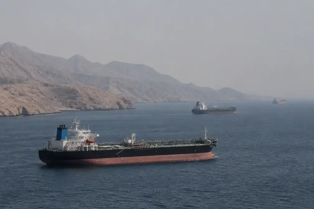 Scheepvaart door Straat van Hormuz blijft laag ondanks hoop op heropening