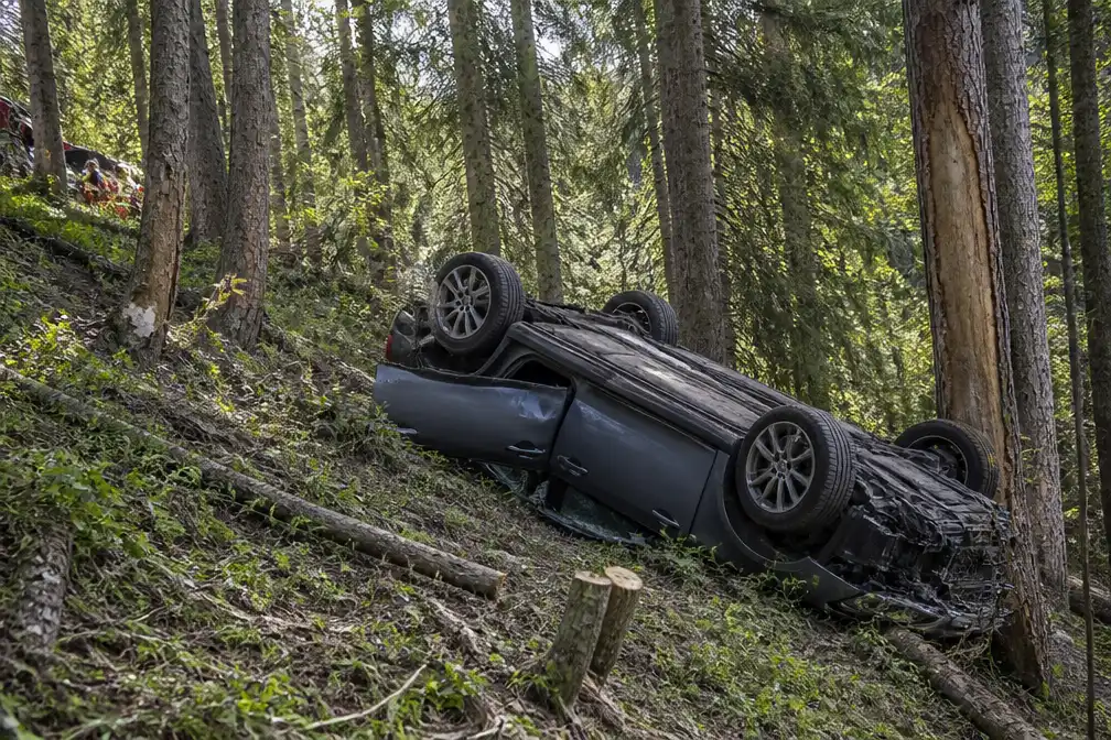Nederlands gezin crasht in Oostenrijk na remproblemen; auto belandt ondersteboven in bos