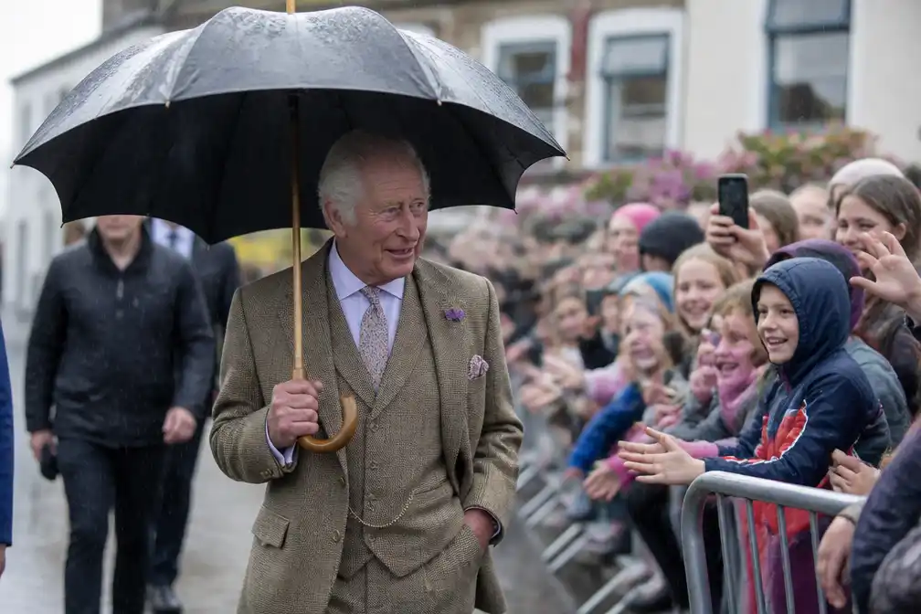 Koning Charles trotseert regen bij 800-jarig bestaan Dingwall in Hooglanden