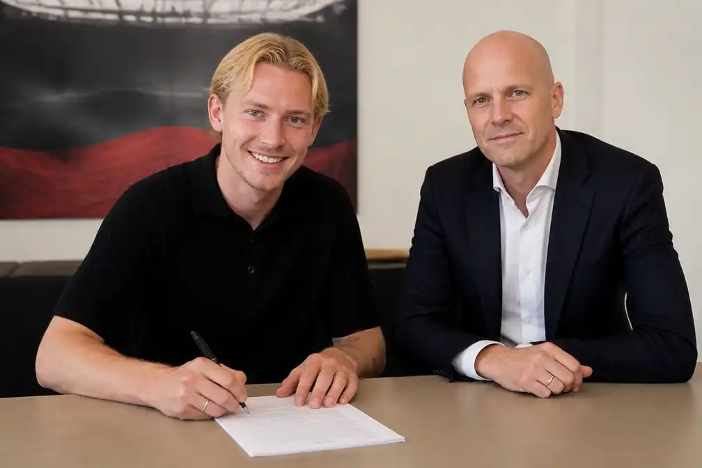 Julian Brandt kiest voor Ajax als transfervrije speler, wijst naar Jordi Cruijff