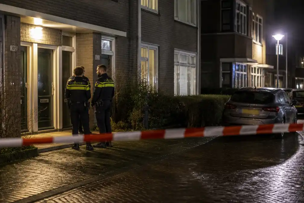 Dode bij schietpartij in woning New Yorksingel in Den Haag; politie zoekt verdachte