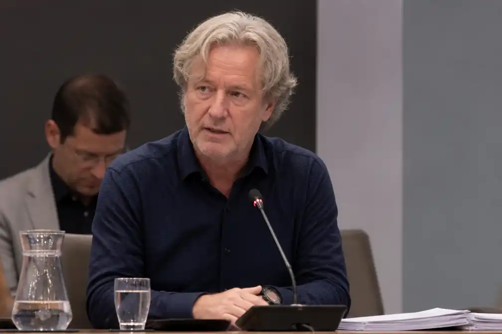 Omstreden huisarts zegt bij enquête dat media hem 'kwakzalver' noemden