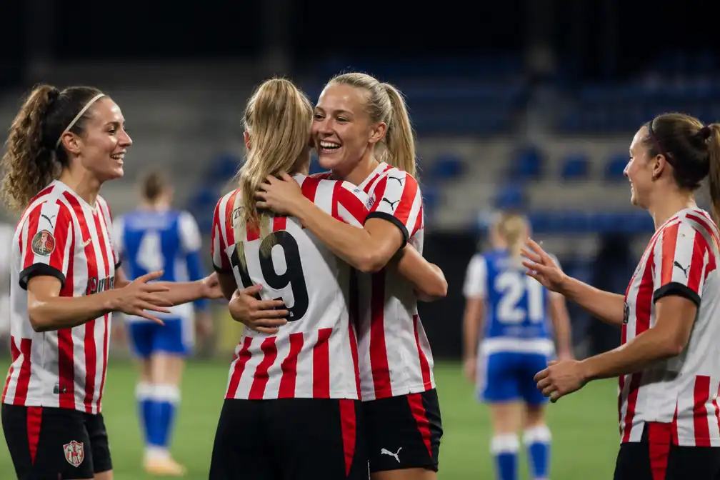 PSV Vrouwen bereikt laatste voorronde Champions League door hattrick Rijsbergen