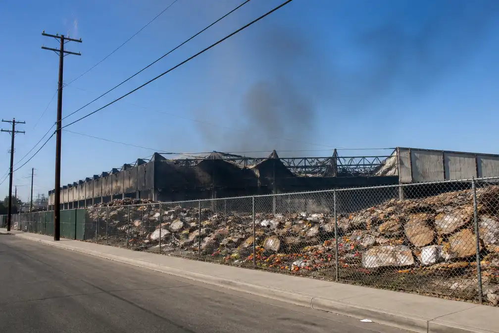 Rottende geur van afgebrand opslagpand teistert Boyle Heights in LA