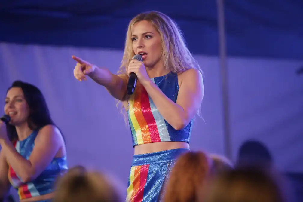K3-zangeres Klaasje Meijer krijgt tijdens optreden schoen tegen haar hoofd