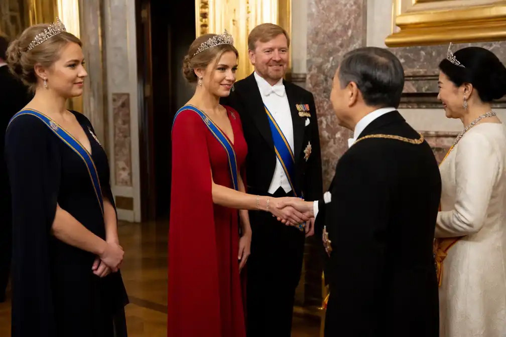 Prinses Ariane schittert met tiara-debuut op staatsbanket voor Japanse keizer