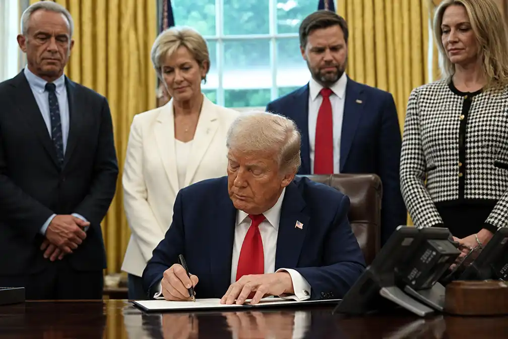 Trump tekent bevel om vaccinaties te splitsen en CDC-schema te negeren