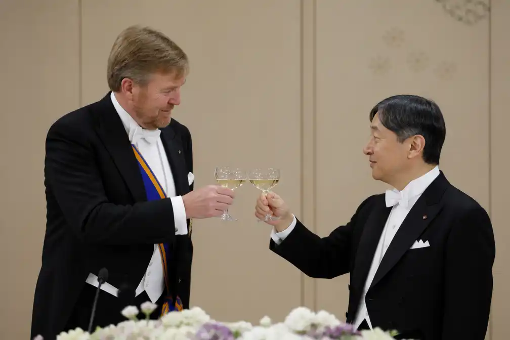 Koning erkent oorlogsleed tijdens diner met Japanse keizer