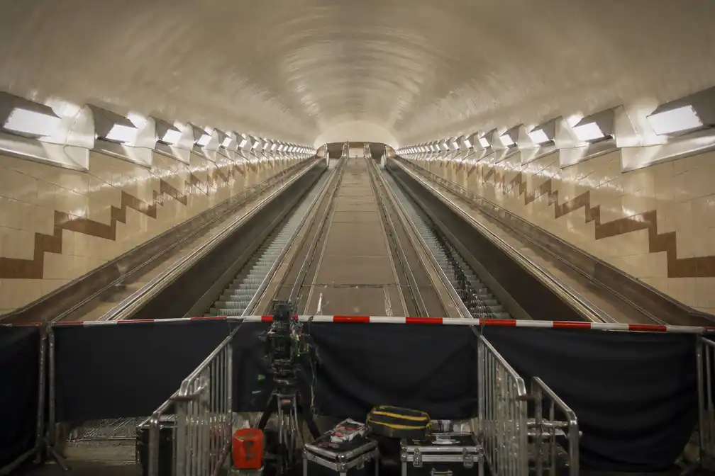 Roltrappen Sint-Annatunnel Antwerpen dicht voor opnames Britse serie 'Bookish'
