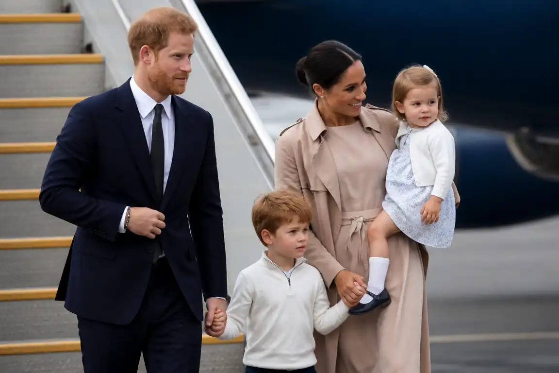 Prins Harry voor het eerst in vier jaar met Meghan en kinderen naar VK