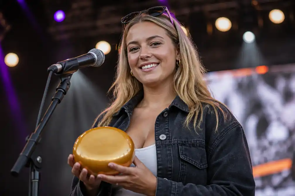 TikTok-ster Steffi Mercie krijgt allereerste Gouden Kaas op Rijvers Festival