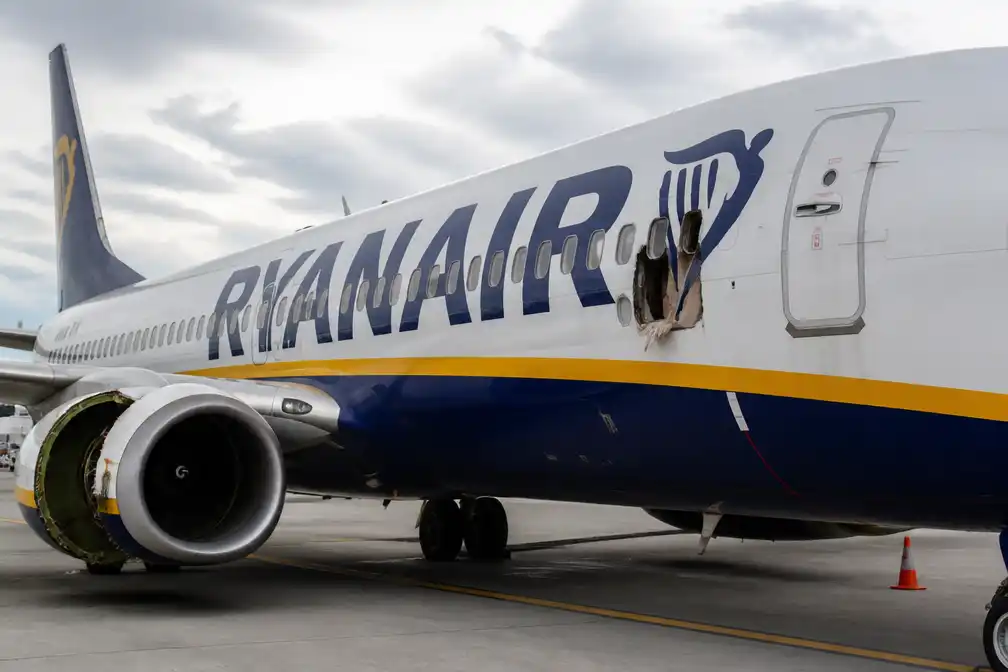 Motorblad vernielde ruit van Ryanair-vlucht, meldt Amerikaans onderzoek