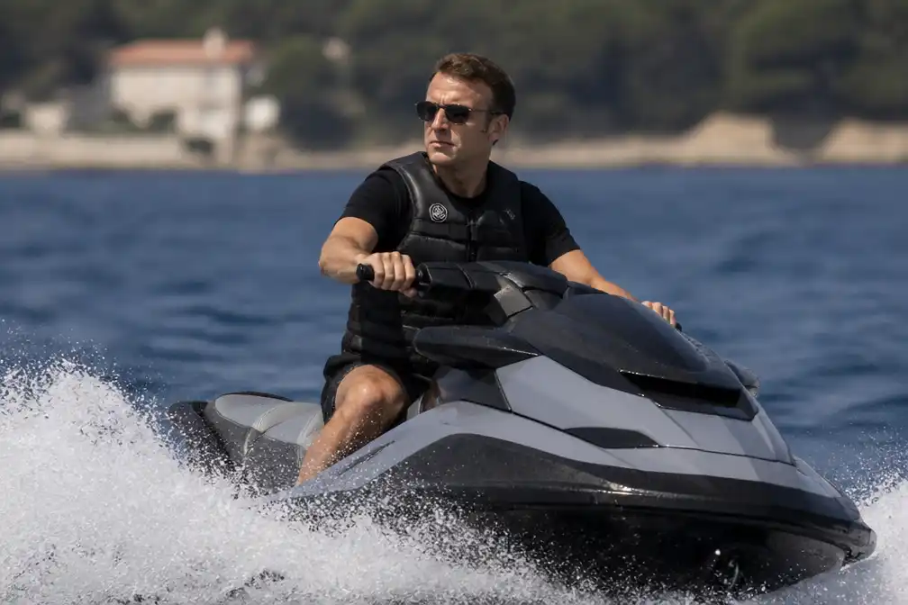Macron bekritiseerd om jetskifoto tijdens hittegolf en bosbranden