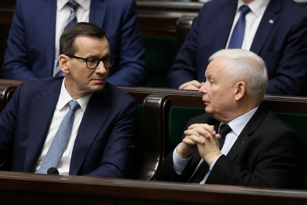 Poolse oud-premier Morawiecki uit PiS gezet na partijsplitsing