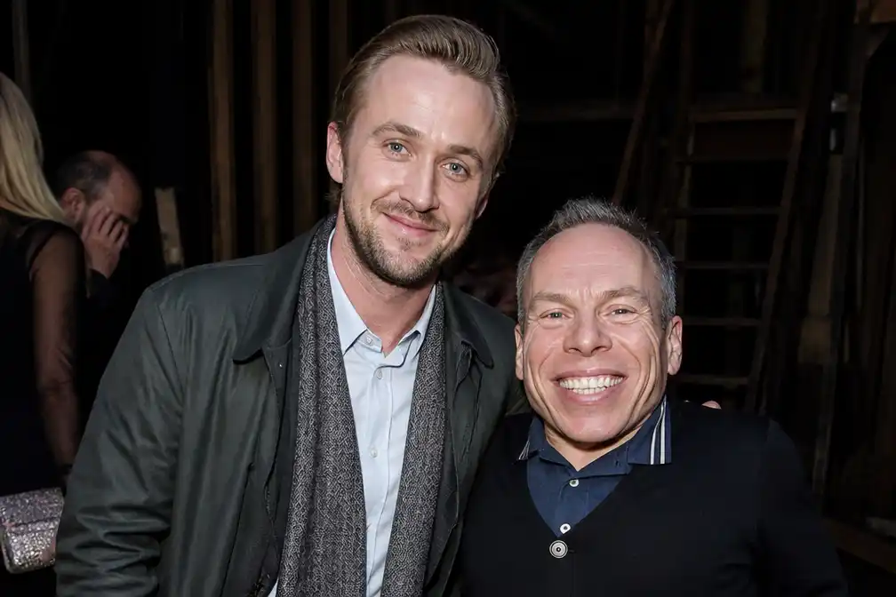 Tom Felton geëmotioneerd door verrassingsbezoek Warwick Davis
