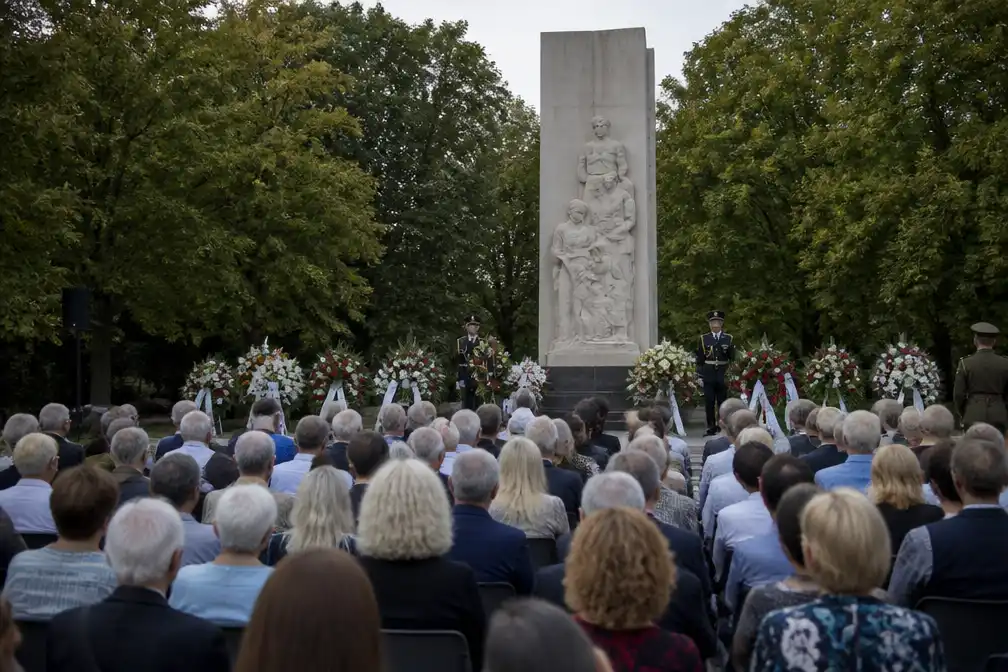 Einde Tweede Wereldoorlog herdacht bij Indisch Monument in Den Haag