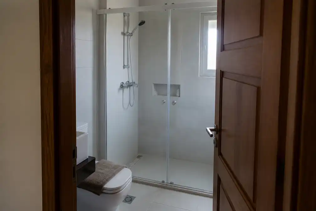 Ierse tiener geëlektrocuteerd onder douche op Kimolos; familie overweegt stappen