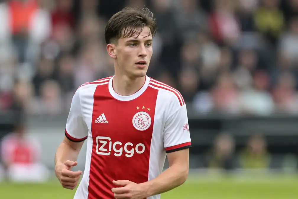 Ajax bevestigt transfer Mika Godts naar PSG voor maximaal 55 miljoen