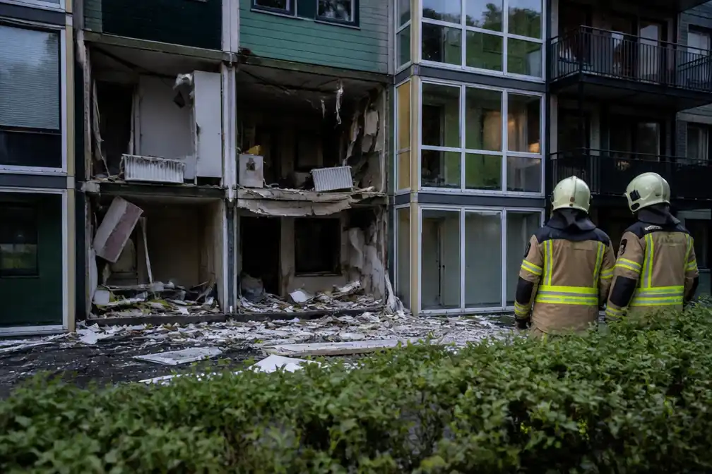 Explosie verwoest achtergevel van appartement in Zaandam