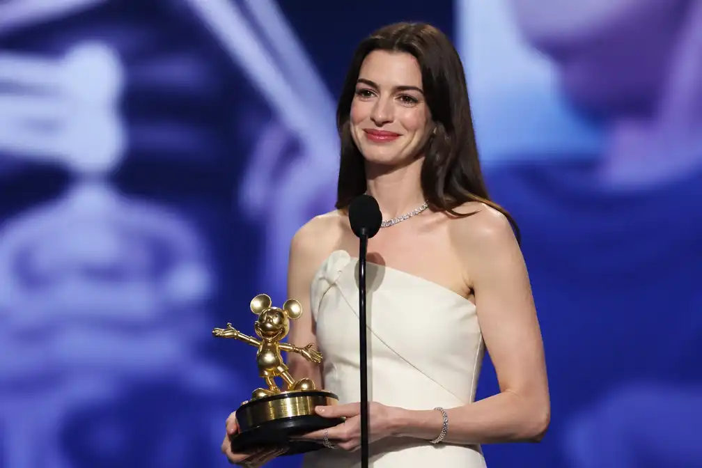 Anne Hathaway opgenomen als Disney-legende tijdens D23 in Californië