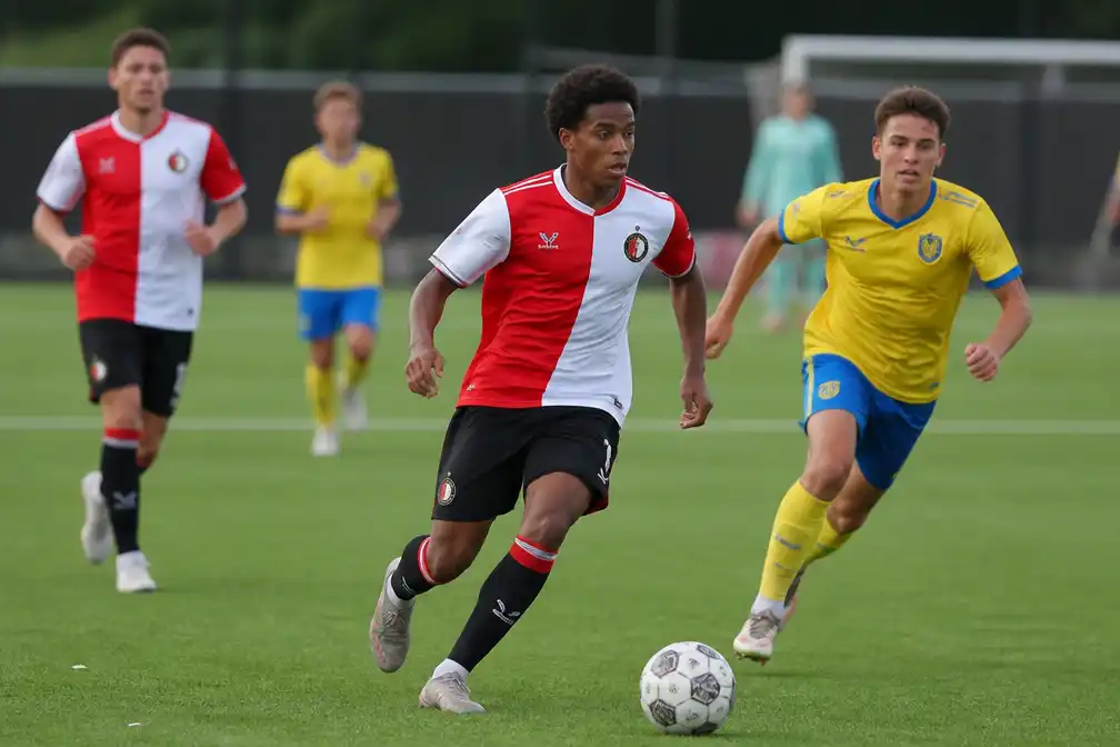 Feyenoord verliest oefenduel van Westerlo ondanks goal Shaqueel van Persie