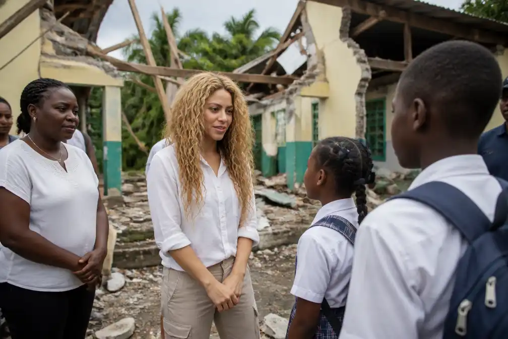 Shakira bezoekt getroffen Colombia en belooft bouw van tien scholen in Quibdó