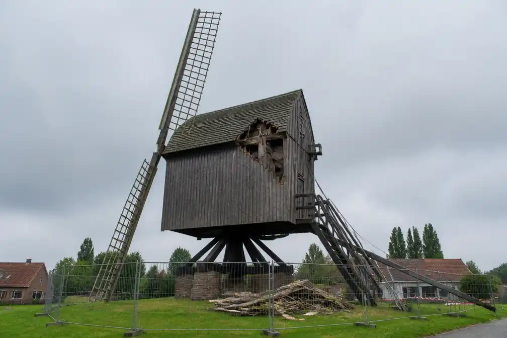 Herstel van beschadigde Schietsjampettermolen in Wannegem-Lede gestart