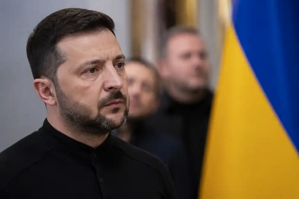 Oud-minister van Defensie eist verkiezingen; corruptieonderzoek naar staf Zelensky