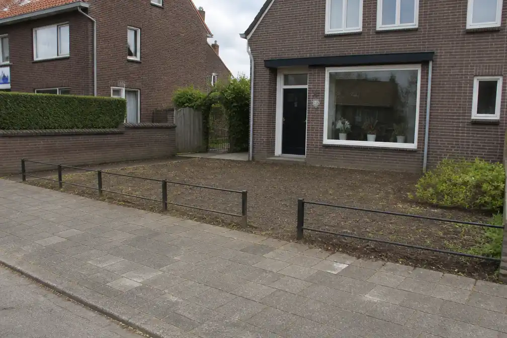 Familie ruimt volste voortuin van Hengelo op, zodat bewoonster thuis kan wonen