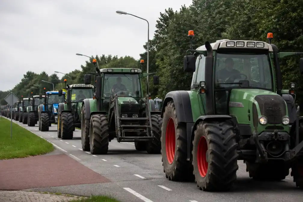 Honderden boeren beginnen stikstofmars door Drenthe