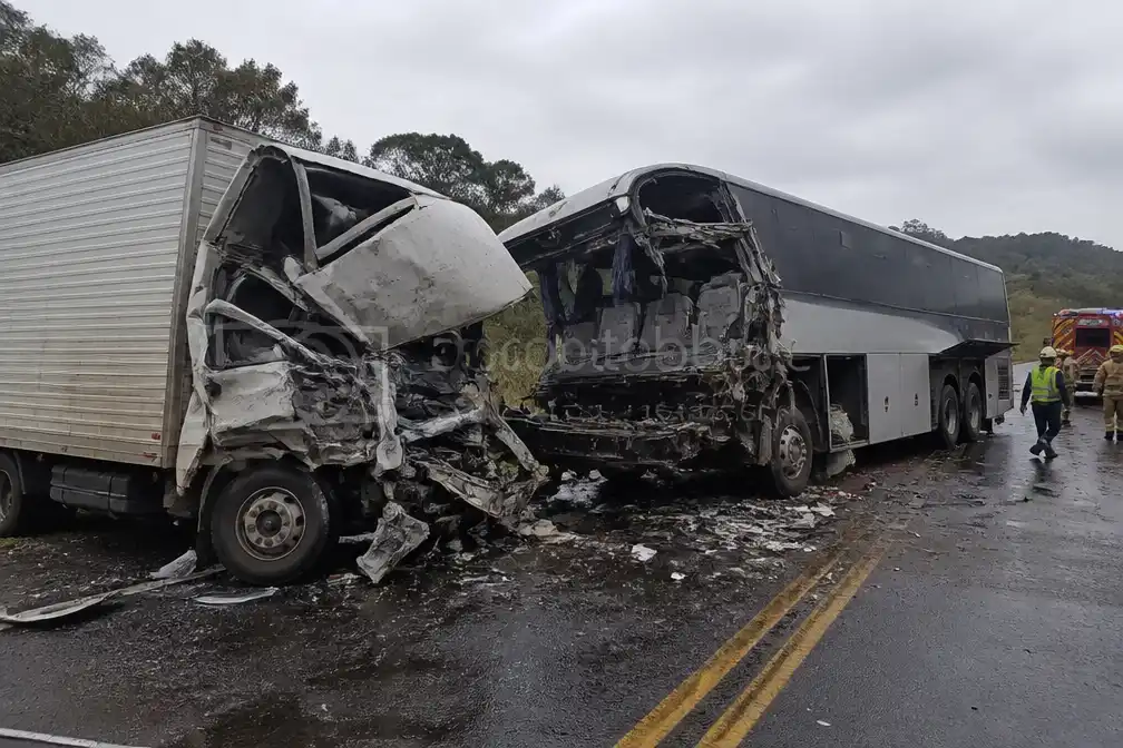 Zeker 21 tot 23 doden bij frontale botsing bus en vrachtwagen in Paraná
