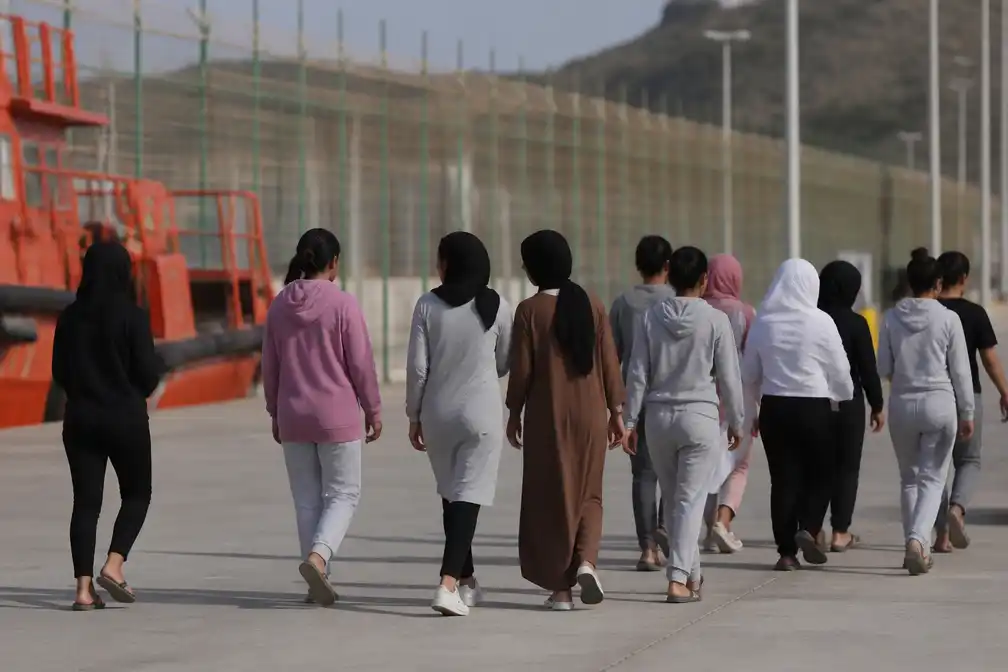 Spanje haalt met spoed 500 minderjarige meisjes uit Ceuta naar vasteland